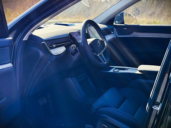 Volvo EX90 12 of 26