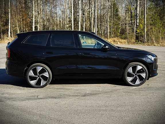 Volvo EX90 7 of 26