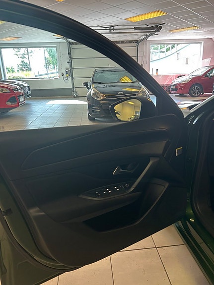 Peugeot 308 7 of 8