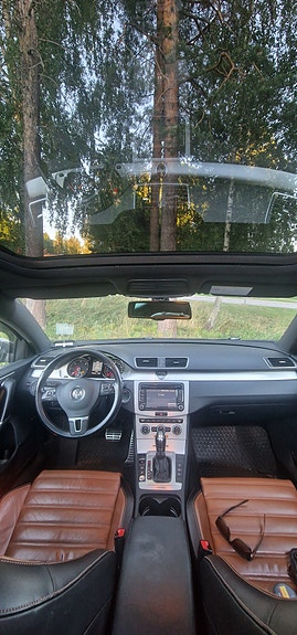 Volkswagen Passat Alltrack 2 of 4