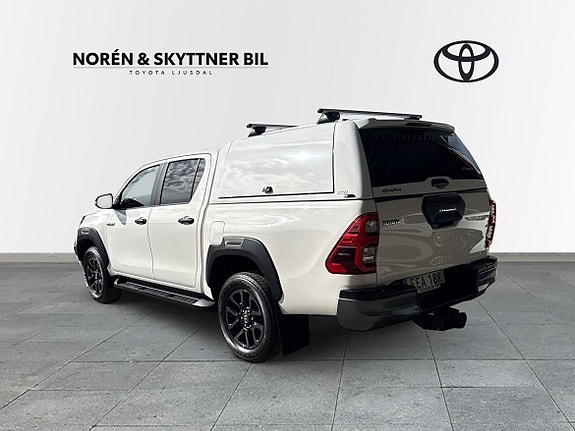 Toyota HiLux 3 of 5