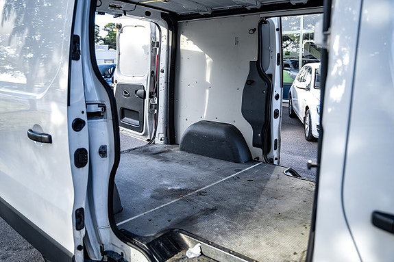 Nissan NV300 14 of 27