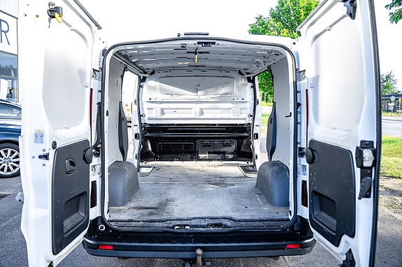 Nissan NV300 15 of 27