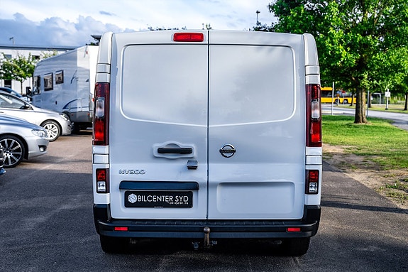 Nissan NV300 8 of 27