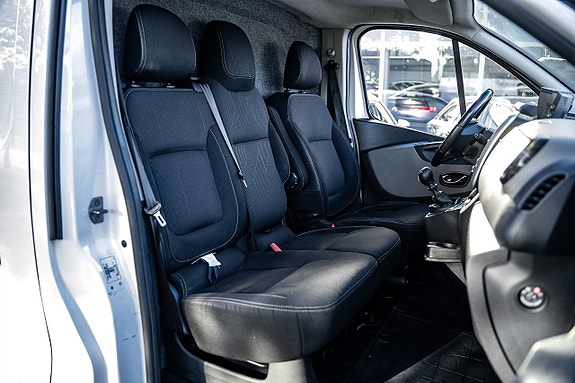 Nissan NV300 26 of 27