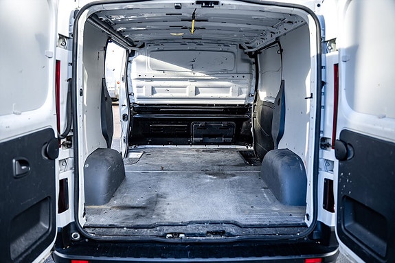 Nissan NV300 13 of 27