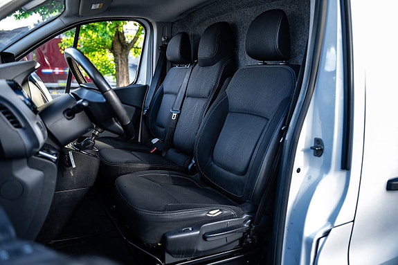 Nissan NV300 25 of 27
