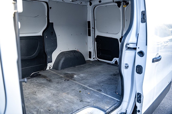 Nissan NV300 12 of 27