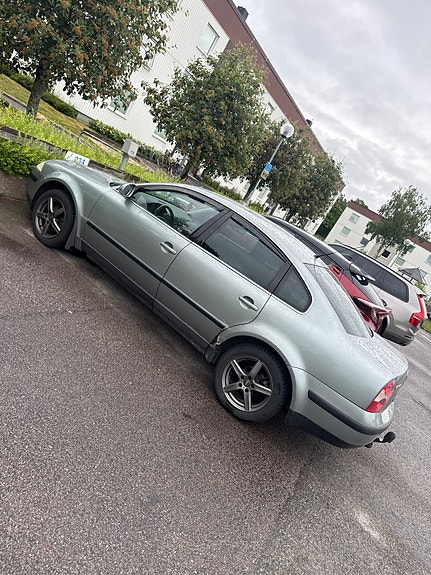 Volkswagen Passat 2 of 4