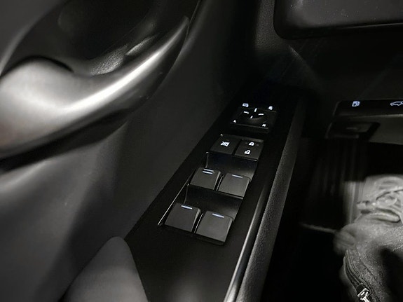 Lexus UX250h 20 of 24