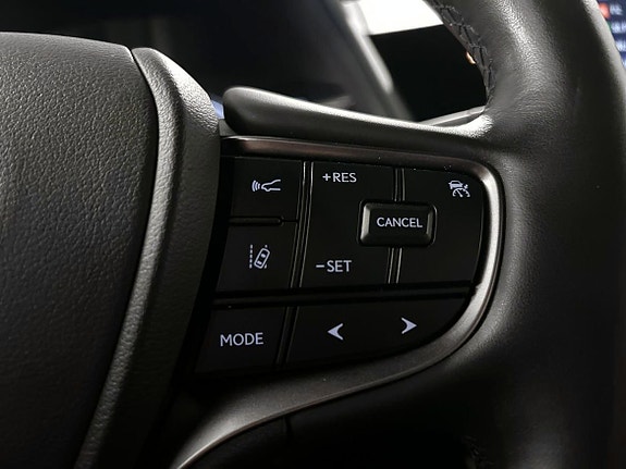 Lexus UX250h 17 of 24