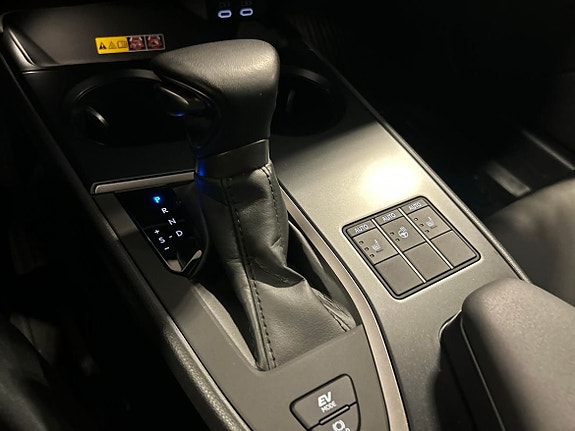 Lexus UX250h 16 of 24