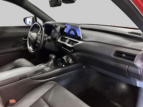 Lexus UX250h 8 of 24