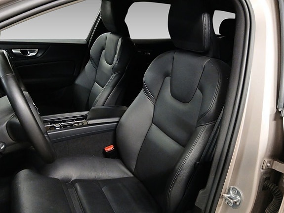 Volvo V60 Cross Country 9 of 13