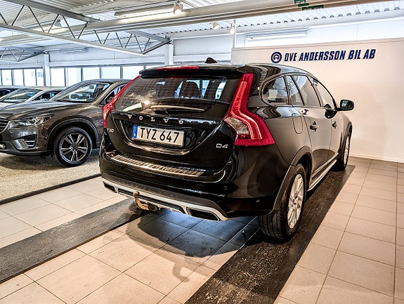 Volvo V60 Cross Country 4 of 5