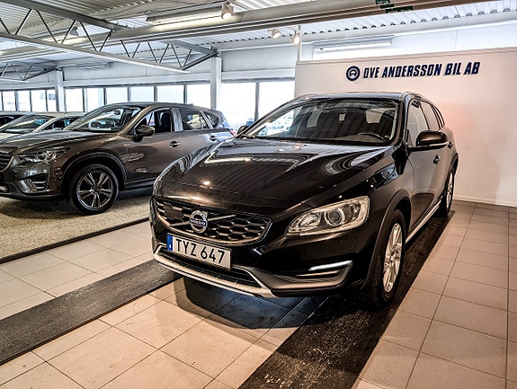 Volvo V60 Cross Country 2 of 5