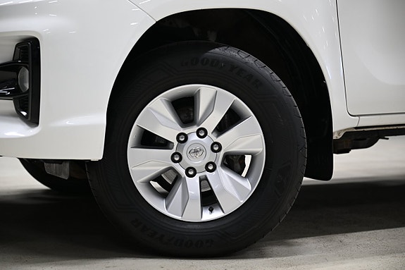 Toyota HiLux 3 of 30