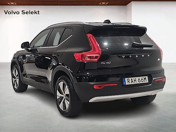 Volvo XC40 2 of 14