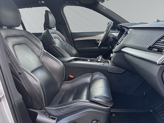 Volvo XC90 10 of 28