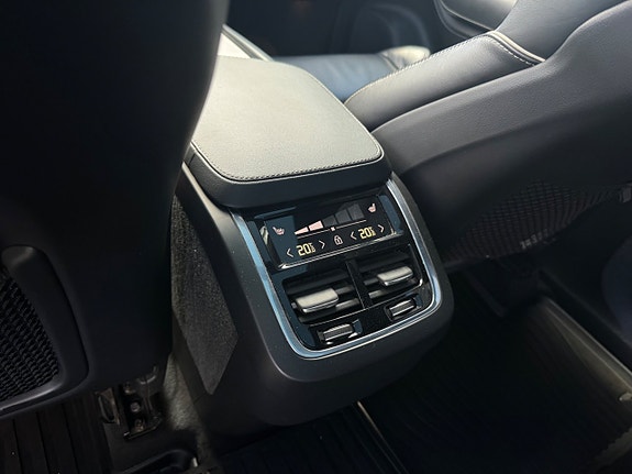 Volvo XC90 18 of 28