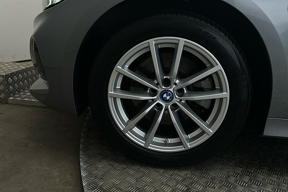 BMW 330e 12 of 25