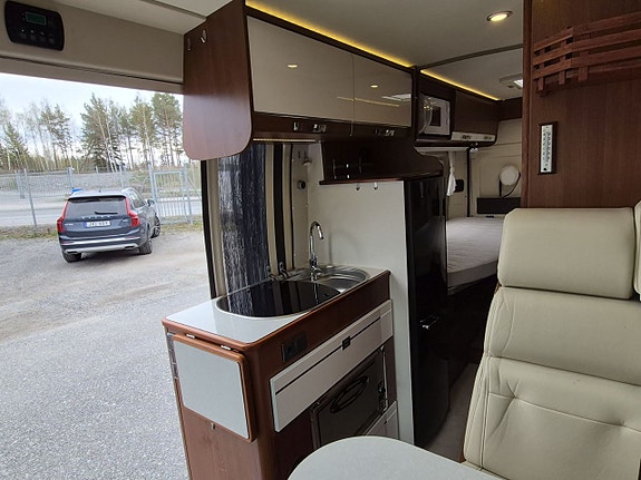 Rapido Van 68 180 hk, automat, långbäddar, ugn och micro 12 of 28