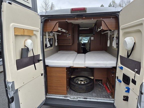 Rapido Van 68 180 hk, automat, långbäddar, ugn och micro 8 of 28