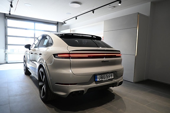 Porsche Cayenne 3 of 5