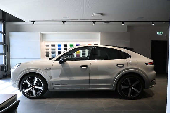 Porsche Cayenne 2 of 5