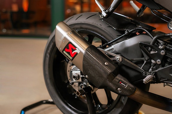 Yamaha Yzf-r1 1.0 / Sv-såld / Akrapovi? / Kolfiber / Nyservad / Nybes 9 of 23