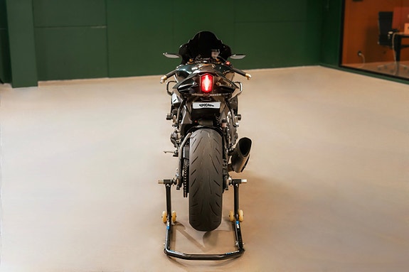 Yamaha Yzf-r1 1.0 / Sv-såld / Akrapovi? / Kolfiber / Nyservad / Nybes 22 of 23