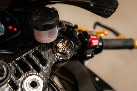 Yamaha Yzf-r1 1.0 / Sv-såld / Akrapovi? / Kolfiber / Nyservad / Nybes 17 of 23