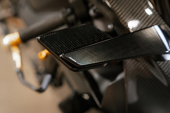 Yamaha Yzf-r1 1.0 / Sv-såld / Akrapovi? / Kolfiber / Nyservad / Nybes 19 of 23