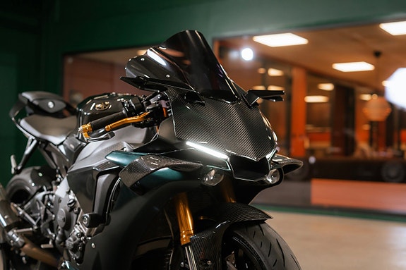 Yamaha Yzf-r1 1.0 / Sv-såld / Akrapovi? / Kolfiber / Nyservad / Nybes 3 of 23