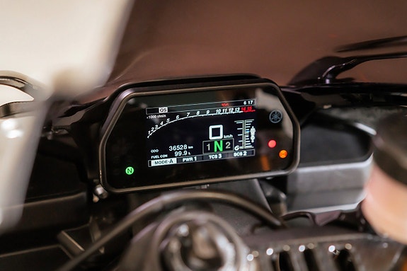 Yamaha Yzf-r1 1.0 / Sv-såld / Akrapovi? / Kolfiber / Nyservad / Nybes 12 of 23