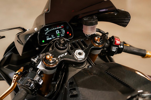 Yamaha Yzf-r1 1.0 / Sv-såld / Akrapovi? / Kolfiber / Nyservad / Nybes 11 of 23