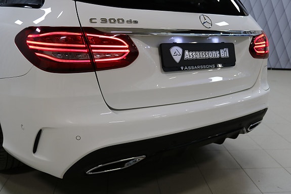 Mercedes-Benz C300 4 of 5