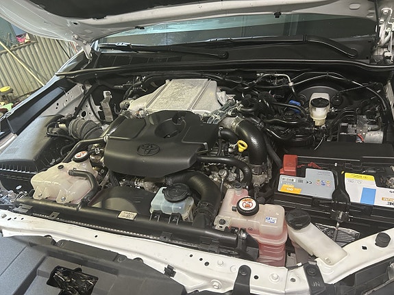 Toyota HiLux 9 of 12