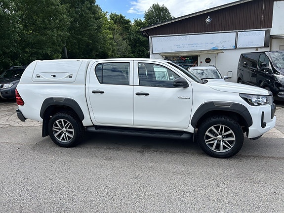 Toyota HiLux 2 of 12