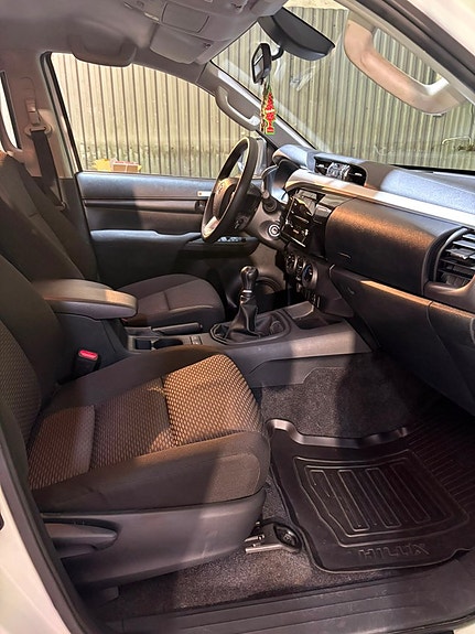Toyota HiLux 11 of 12