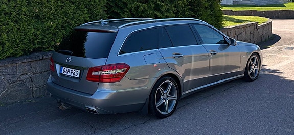 Mercedes-Benz E220 2 of 5
