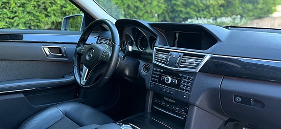 Mercedes-Benz E220 3 of 5
