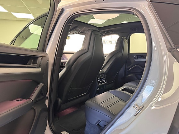 Porsche Cayenne 3 of 5