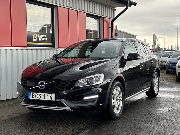 Volvo V60 Cross Country 2 of 5