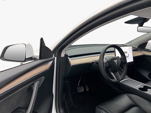 Tesla Model Y 19 of 30