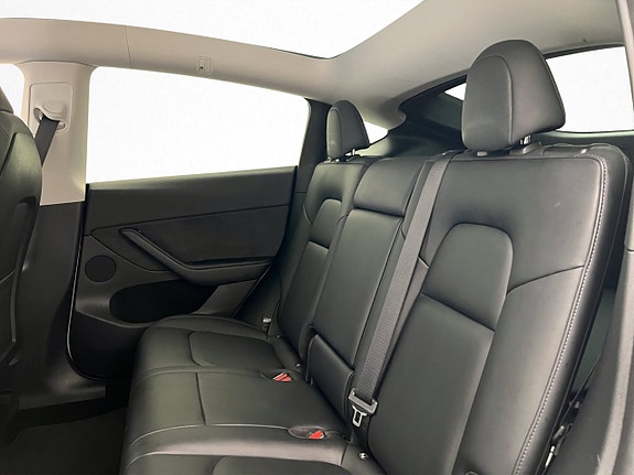 Tesla Model Y 18 of 30