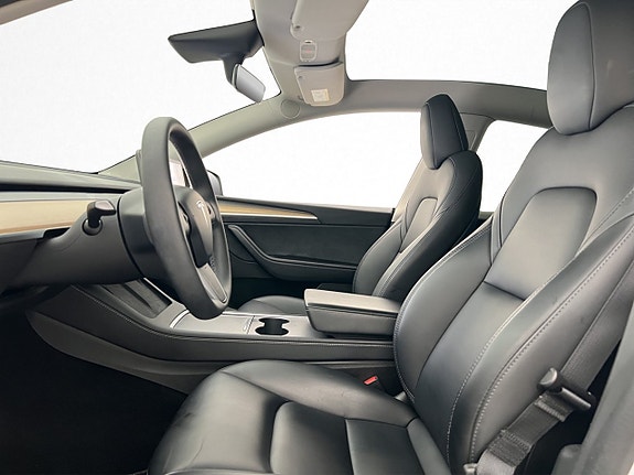 Tesla Model Y 16 of 30
