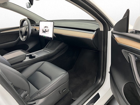Tesla Model Y 11 of 30
