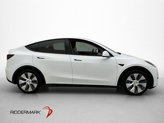 Tesla Model Y 10 of 30