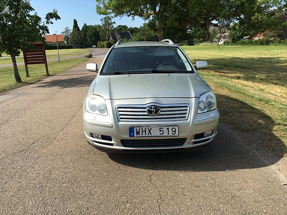 Toyota Avensis 2 of 5